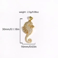 Vue macro du pendentif hippocampe doré avec pierres claires et détails de dimensions - Hippocampe Entièrement en Zircone Doré (Style 10)
