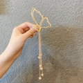 Dettaglio di molletta a farfalla dorata con lunghe nappe di frange e perle di cristallo - Farfalla - Perline / Oro