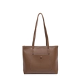 Minimalistische tiefbraune Leder-Tote-Bag mit Vordertasche und Schultergurten auf weißem Grund - Braun