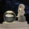 Luce notturna astronauta con sfera di cristallo e nuvola su base bianca moderna - Nuvola di Pioggia