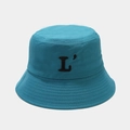 Détail du chapeau bob en coton bleu ciel avec logo lettre L brodé en noir de près - M (56-58cm) / Bleu sarcelle