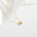 Collana in oro con ciondolo cilindrico a trama romboidale su seta bianca elegante - Motivo Trapuntato (Oro)