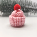 Mini-Strickmütze in Rosa mit rotem Bommel für DIY-Puppen und Weihnachtsdekorationen - Weißer Pompon / Rosa (Klein)