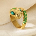 Anello a serpente dorato con occhi in pietre verdi e dettaglio cuore in smalto su raso - US 8 / Oro
