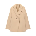 Chaqueta blazer clásica caqui entallada de doble botonadura para mujer sobre fondo blanco - S / Color Piel