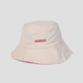 Détail du chapeau bob beige avec logo brodé rose et doublure à carreaux rouges - M (56-58cm) / Beige