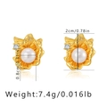 Detailed size and weight view of irregular gold floral earrings with pearls - KE0587