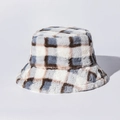 Detail van de pluizige faux fur textuur op een geruite winterse bucket hat - M (56-58cm) / Blauw