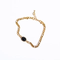 Dettaglio di un bracciale a catena Figaro in oro 14K con gemma ovale nera e chiusura - Bracciale Nero