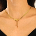 Dettaglio di un ciondolo a farfalla dorato con nappe su una raffinata catena a serpente - Doppia Farfalla Placcata Oro 18K con Nappa (10544)