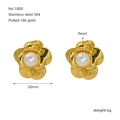 Goldene Kamelien-Ohrstecker aus 18k vergoldetem Stahl mit einer zentralen Perle - Geschichteter Kamelie Perle Stil (ZE1800G) / Gold