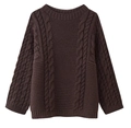 Detailaufnahme der dunkelbraunen Zopfmuster und Wabenstruktur des Oversize-Strickpullovers - S / Dunkelkaffee