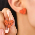 Détail de boucles d'oreilles basket en forme de cœur avec texture bois et fini orange - Basket Orange en Bois (S395)