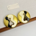Vue détaillée de boucles d'oreilles rondes vintage en émail doré et noir chic - Type I Boucles d'Oreilles Clous Rondes Vintage Émaillées