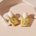 Dettaglio di orecchini geometrici in acrilico con trama marmorea su pietre beige - Stile Patchwork Marmorizzato Giallo (Perno Argento-Bottone Quadrato Giallo)