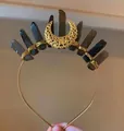 Detailansicht der handgefertigten goldenen Mondsichel-Tiara mit Quarzkristallen - Weiß-K Stirnband/Mond/Rauchquarz