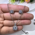 Dettaglio della collana con pendente quadrato argento e orecchini a lobo coordinati - Solo Ciondolo / Bianco