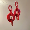 Detail von roten Acryl-Ohrringen mit Marmorstruktur und geometrischem Kettendesign - Marmorrot / Rot (Stahlnadel)