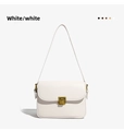 Vue détaillée du sac bandoulière rétro pour femme en cuir blanc avec fermoir en métal doré. - Blanc