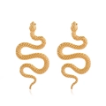Elegante goldene Schlangenohrringe mit detaillierter Schuppentextur auf weißem Hintergrund - Schlangenstecker / Goldene Ohrringe