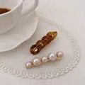 Set di due fermagli eleganti con catena in resina ambra e perle bianche su pizzo - Combinazione n. 2 (Set Catena Ambra e Perle Gradate)