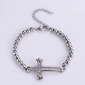 Dettaglio del bracciale a sfere d'argento con ciondolo a croce e chiusura a moschettone - Bracciale a Croce con Sfere / Color Acciaio