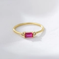 Bague en argent S925 plaqué or avec zircon violet taille émeraude et pierres latérales - US 6 / Rouge Rubis