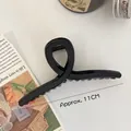 Pinza de pelo negra brillante de 11cm para cabello grueso con diseño cruzado y antideslizante - Pinza de tiburón negra de 11 cm