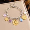 Détail du bracelet à breloques célestes avec soleil, lune et étoiles sur boîte à bijoux - Style Céleste Étoile Lune Cœur (B1715)