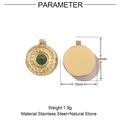 Dettaglio del ciondolo tondo dorato in acciaio con pietra naturale verde e misure - VG618-Pendaglio tondo trama sole pietra verde