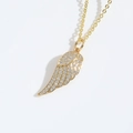 Detalle de un collar con colgante de ala de ángel dorada y pedrería brillante - Alas Incrustadas de Circonia (Alas XL3274-1)