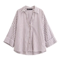 Dettaglio in piano di una camicia di lino a righe con scollo a V e righe marroni bianche - S / Righe Grigie