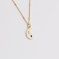 Nahaufnahme des vergoldeten Paisley-Anhängers mit weißer Emaille und Tai Chi Symbol - 40+5cm Perlenkette / Gold-Weiß Tai Chi