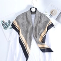 Elegante sciarpa in seta a pied-de-poule su camicia con accessori alla moda - Cachi Nero
