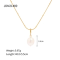 Collana a catena dorata con pendente in perla bianca e piccoli dettagli, modello JDN21489 - Collana Oro con Ciondolo Perla (JDN21489)