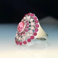 Statement cocktailring met roze kristallen in zilverkleurig metaal voor dames mode feest - Maat 6 / Pruimrood