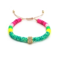 Boheems armbandje met kleurrijke heishi-kralen en goudkleurige micro-pave accenten - Meerkleurig Blok Klei Stijl (RTS220011C)