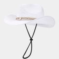 Detail eines weißen Stroh-Cowboyhuts mit Muschelperle und verstellbarem Kinnriemen - M (56-58cm) / Weiß