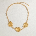 Collier en acier inoxydable doré avec trois pendentifs spirale d'escargot sur fond blanc - Pendentif Triple Coquille d'Escargot (Style 1)