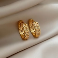 Pendientes dorados con forma de moneda y circonitas sobre seda elegante - Hebilla de Oreja Chapada en Oro Real / Dorado