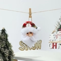Dettaglio del pendente di Babbo Natale in feltro con cappello a scacchi e legno - Babbo Natale (SNOW)