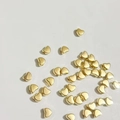Perline a cuore in ABS dorato per la creazione di gioielli e collane fai da te su fondo bianco - 6*7mm Confezione da 1000 / Oro KC