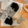 Écharpe en tricot d'hiver avec patchwork noir, gris et beige sur une table en bois - Noir Beige Gris