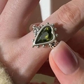 Vintage-Ring in Silber-Optik mit herzförmigem grünem Edelstein und Perlenrand - Dunkelgrüner Edelstein Herz Silber Ring