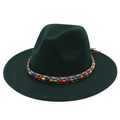 Gros plan sur la bande tissée ethnique faite main d'un chapeau fedora vert foncé - Vert Foncé