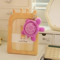 Porte-clés tortue en peluche violette avec fermoir en métal sur un cadre photo - Style Violet (款式3)