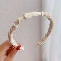 Cerchietto plissettato in raso bianco crema elegante con design a corona alta - Bianco