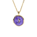 Dettaglio del ciondolo a cuore con luna dorata e smalto viola con trama a spirale - Luna Viola