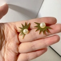 Orecchini a stella in acciaio al titanio placcati oro 18k con perle bianche da donna - Stile Perla Stella / Oro