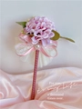 Dettaglio penna decorativa rosa con petali di ortensia artificiale e perla su raso - Viola Chiaro